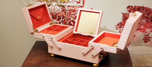 新コレクション「マーラ・アーロン」の誕生です。